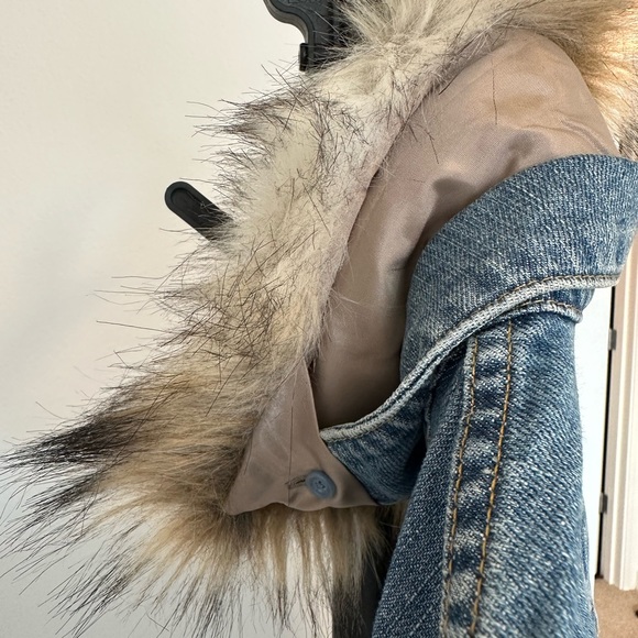 MICHAEL KORS faux fur collared cropped jean jacket - Picture 2 of 8